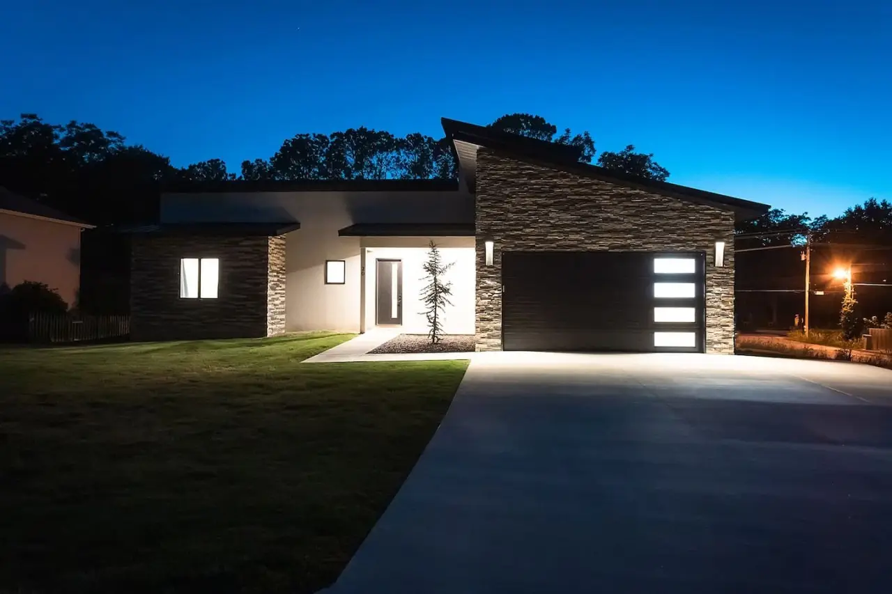 imgi_43_Slickrock-Chalet-Contemporary_Pet-friendly_Hot-tub-9