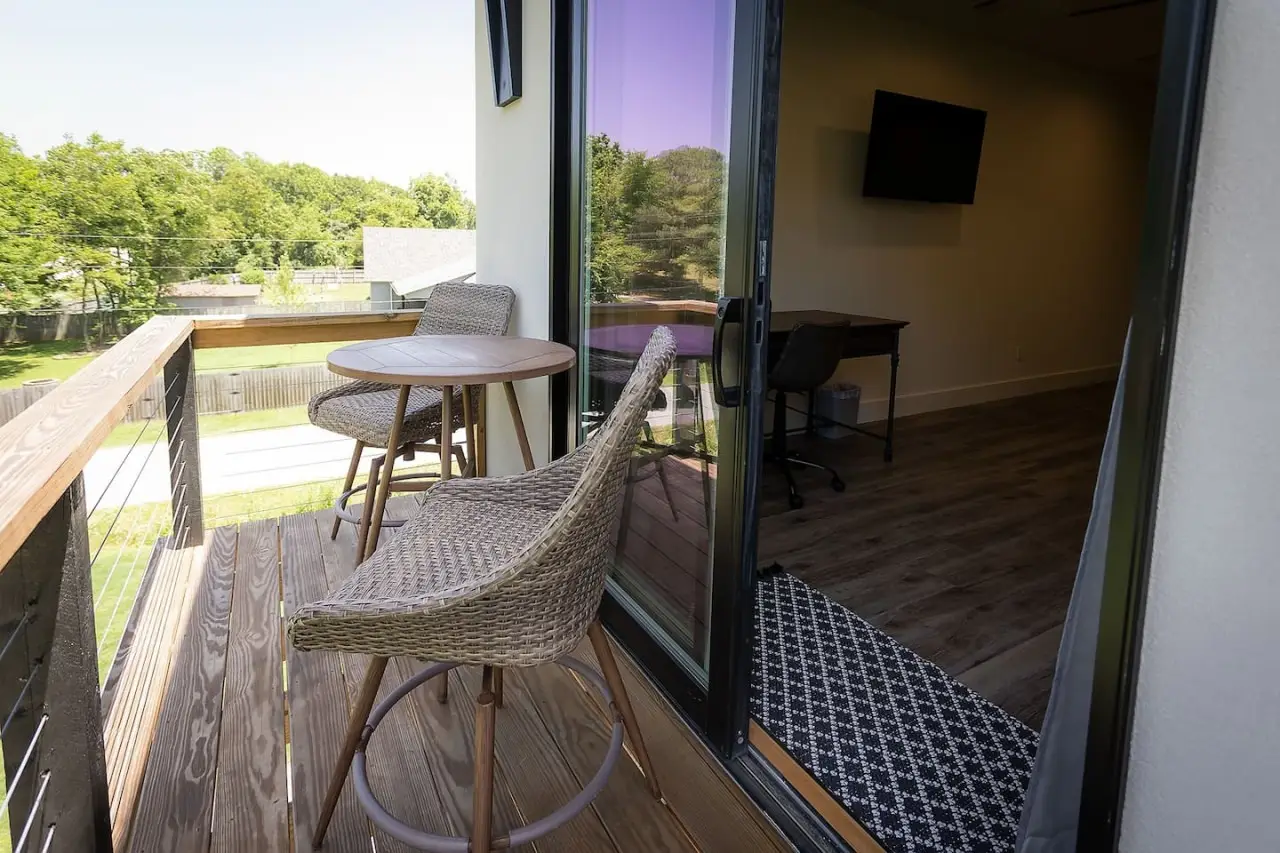 imgi_44_Slickrock-Chalet-Contemporary_Pet-friendly_Hot-tub-10