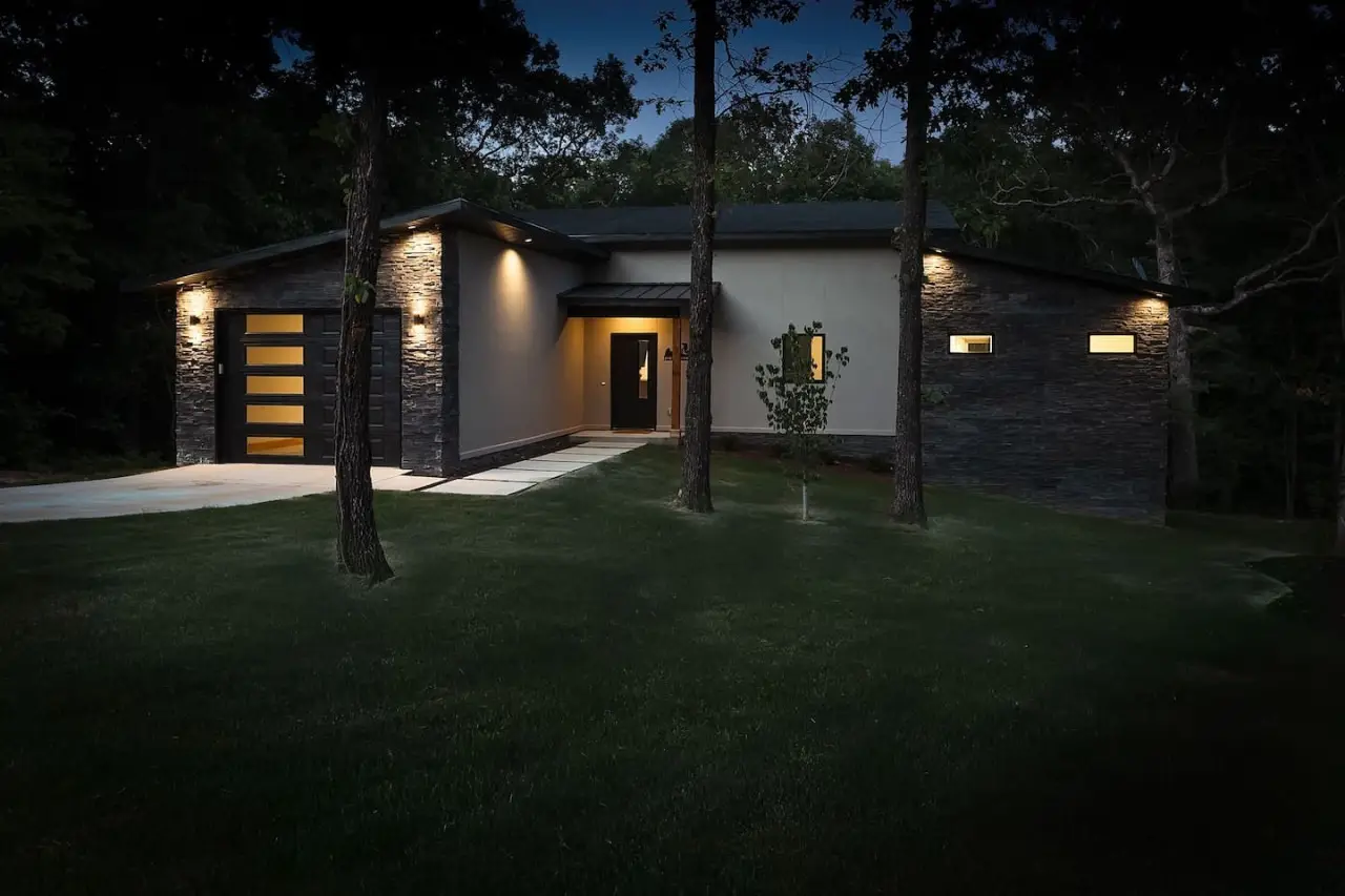 imgi_47_Flo-Ride-Chalet_-Hot-tub_Woodland-views_Back-40-24