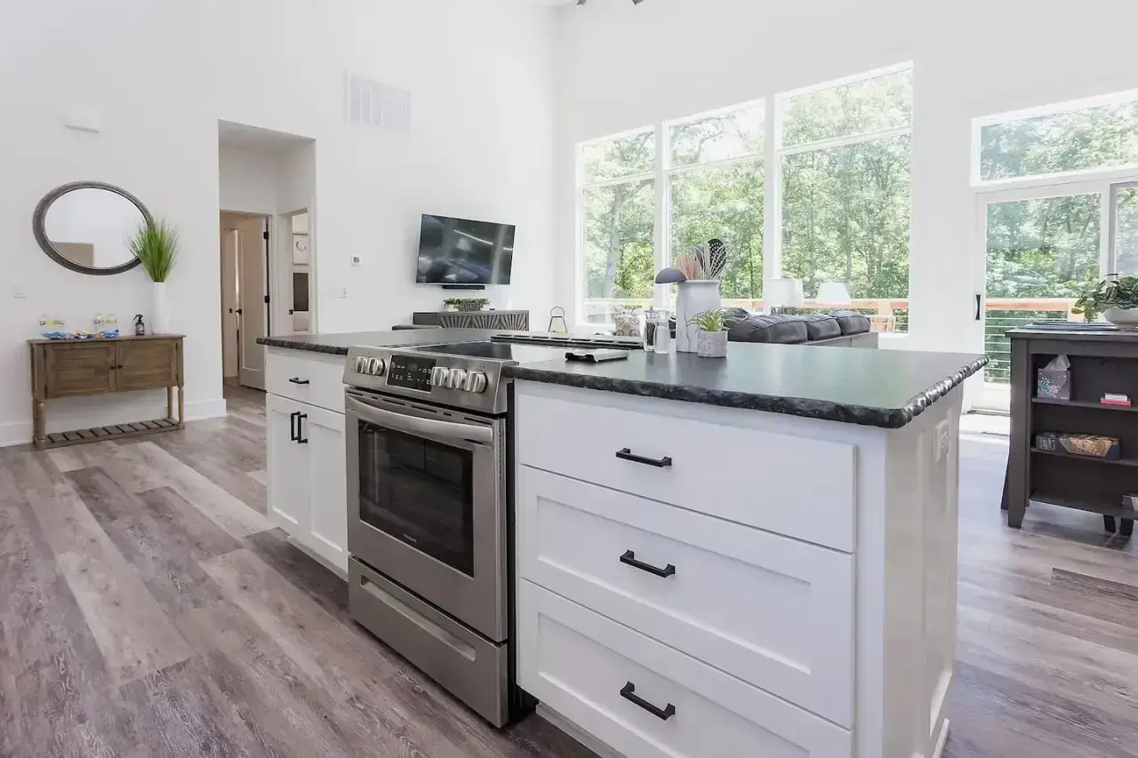 imgi_49_Flo-Ride-Chalet_-Hot-tub_Woodland-views_Back-40-10