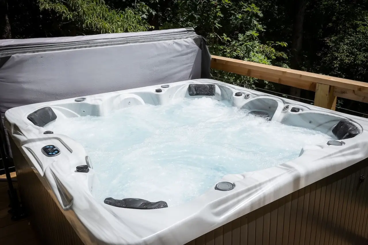 imgi_50_Flo-Ride-Chalet_-Hot-tub_Woodland-views_Back-40-25