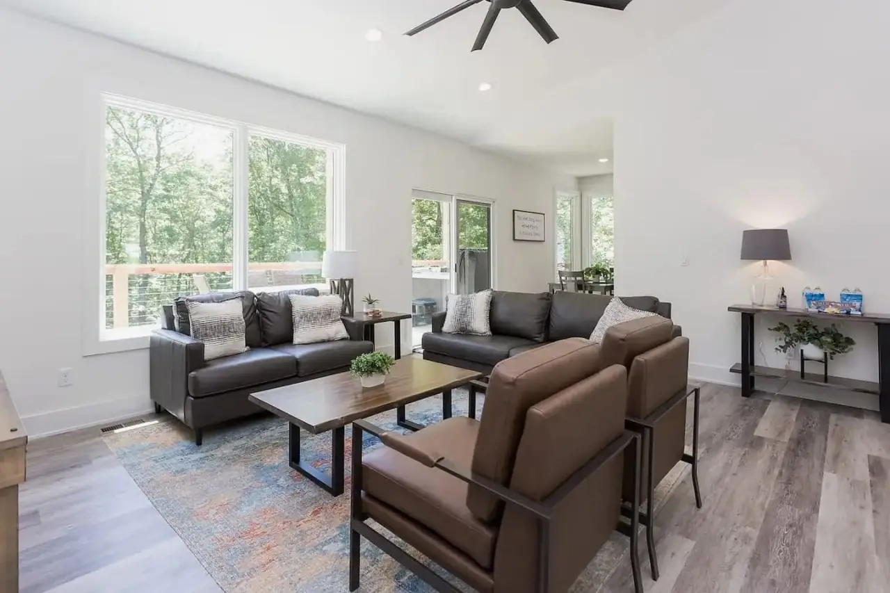 imgi_52_Rocky-Ridge-Chalet_-Hot-tub_Woodland-views_Back-40-25