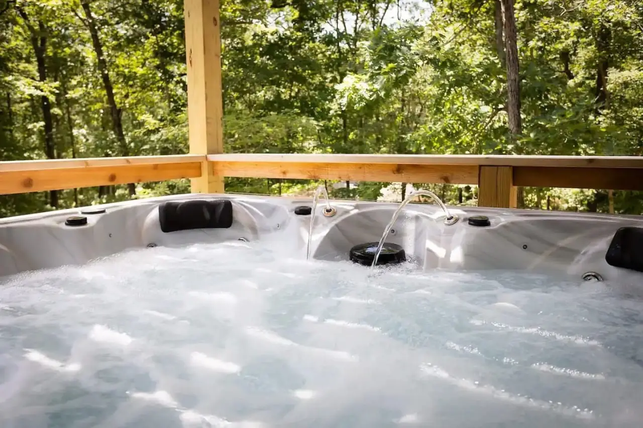 imgi_54_Rocky-Ridge-Chalet_-Hot-tub_Woodland-views_Back-40-42